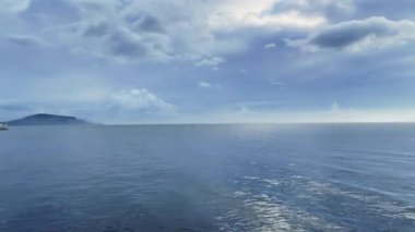 Deniz üzerinde güzel bir gün doğumu yansıması