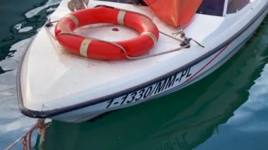 Limanda yüzen küçük balıkçı tekneleri