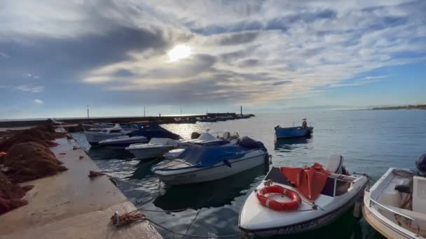 Pequenos Barcos Pesca Flutuando Porto — Vídeo de Stock