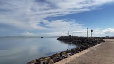 POV görüntüleri Akdeniz kıyısında yürüyor