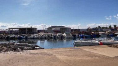 Limanda park etmiş balıkçı tekneleri.