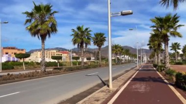 Ana yolun yanındaki boş bisiklet yolu