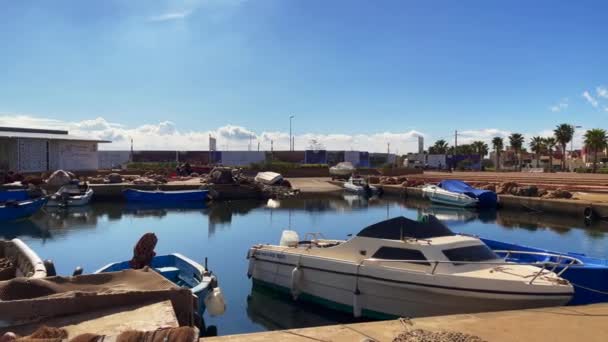 Dois Pescadores Estacionando Seu Barco Pequeno Porto — Vídeo de Stock