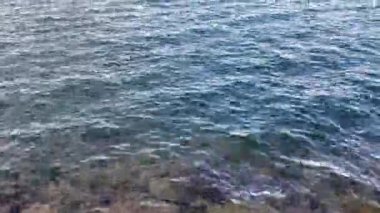 Deniz üzerinde güzel bir gün doğumu yansıması