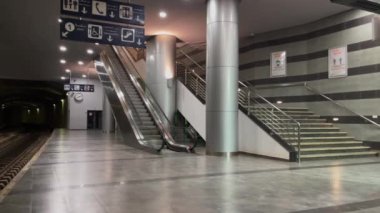 Bir tren istasyonunda yürüyen merdiven boşaldı.