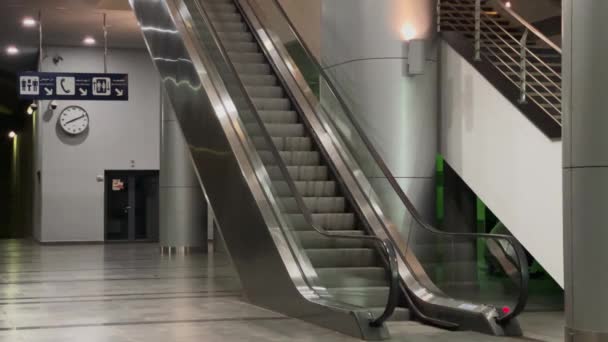 火车站内的空扶手电梯 — 图库视频影像