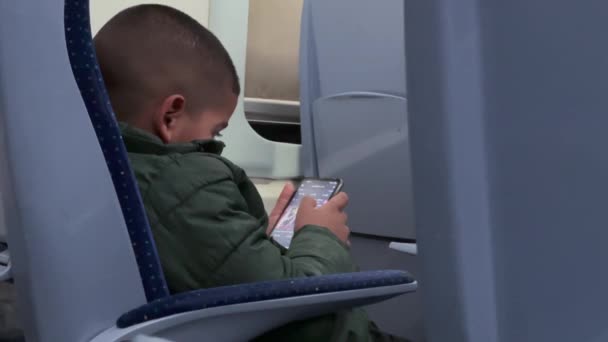 Mały Chłopiec Korzystający Smartfona Podczas Jazdy Pociągiem — Wideo stockowe