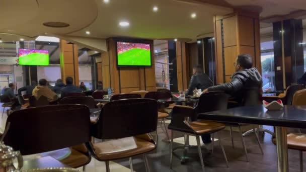 Νέοι Που Παρακολουθούν Ποδόσφαιρο Καφετέρια — Αρχείο Βίντεο