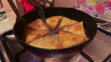 Briouat 'u kızartan kadın evde