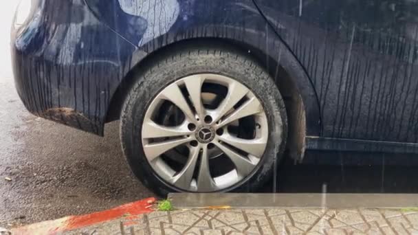 Regenwasser Läuft Auf Einem Parkplatz Den Straßenrand Hinunter — Stockvideo