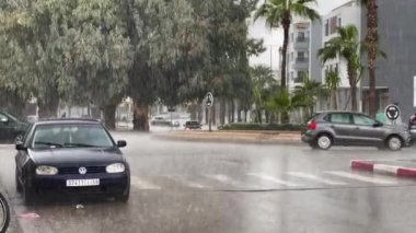 Fas 'ta fırtınalı bir günde araba sürüyor