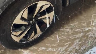 Otoparkta akan yağmur suları.