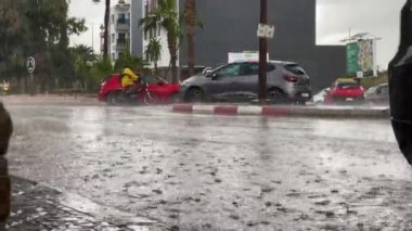 Renault Klio 4 fırtınalı bir günde dönüyor.