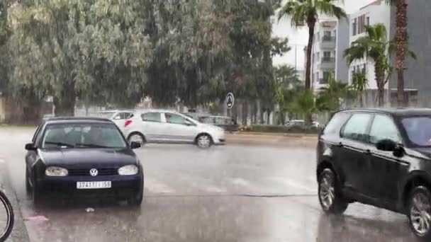 Auto Rijden Tijdens Een Stormachtige Dag Marokko — Stockvideo