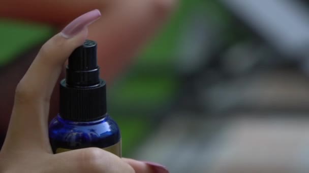 Närbild Kvinna Sprutning Naturlig Olja Luften — Stockvideo