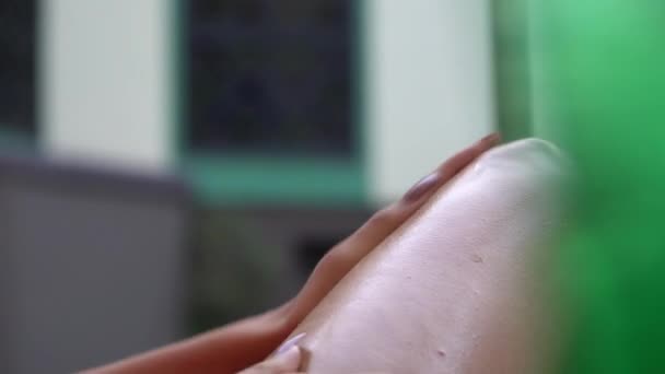Kobieta Nawilżająca Masująca Skórę Nóg — Wideo stockowe