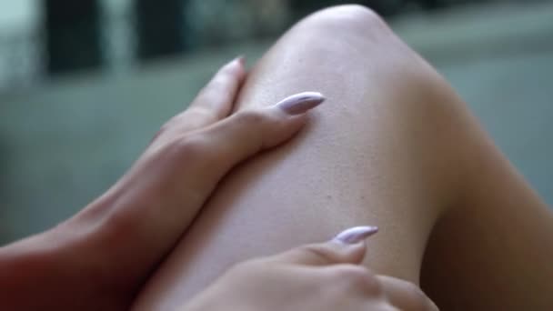 Kadın Bacaklarının Derisini Nemlendirip Masaj Yapıyor — Stok video