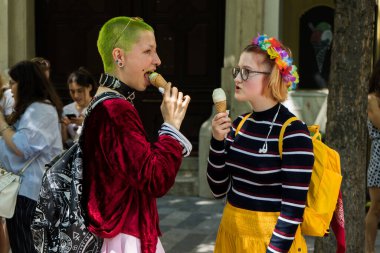Avrupa 'da gökkuşağı bayraklı LGBTQ + topluluğu için eşit haklar için yürüyen insanlar
