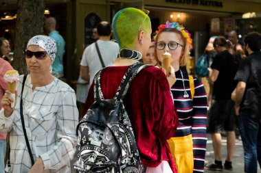 Avrupa 'da gökkuşağı bayraklı LGBTQ + topluluğu için eşit haklar için yürüyen insanlar