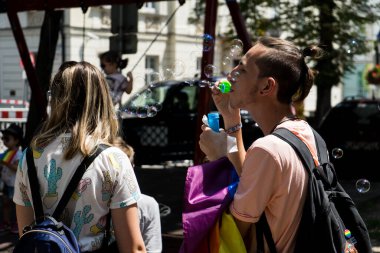 Avrupa 'da gökkuşağı bayraklı LGBTQ + topluluğu için eşit haklar için yürüyen insanlar