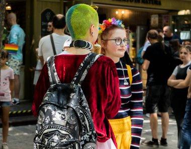 Avrupa 'da gökkuşağı bayraklı LGBTQ + topluluğu için eşit haklar için yürüyen insanlar