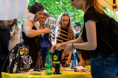 Avrupa 'da gökkuşağı bayraklı LGBTQ + topluluğu için eşit haklar için yürüyen insanlar