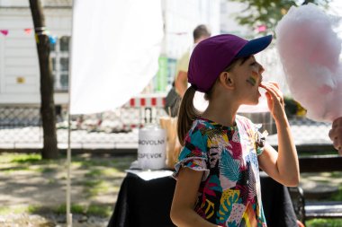 Avrupa 'da gökkuşağı bayraklı LGBTQ + topluluğu için eşit haklar için yürüyen insanlar