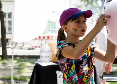 Avrupa 'da gökkuşağı bayraklı LGBTQ + topluluğu için eşit haklar için yürüyen insanlar