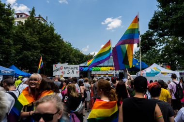 Avrupa 'da gökkuşağı bayraklı LGBT + topluluğu için eşit haklar için yürüyen insanlar