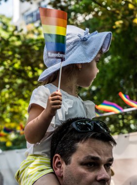 Avrupa 'da gökkuşağı bayraklı LGBTQ + topluluğu için eşit haklar için yürüyen insanlar