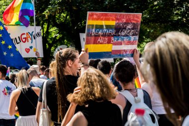 Avrupa 'da gökkuşağı bayraklı LGBT + topluluğu için eşit haklar için yürüyen insanlar