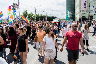 Avrupa 'da gökkuşağı bayraklı LGBT + topluluğu için eşit haklar için yürüyen insanlar