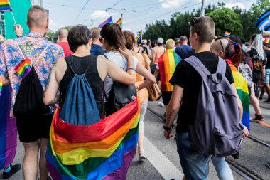 Avrupa 'da gökkuşağı bayraklı LGBT + topluluğu için eşit haklar için yürüyen insanlar