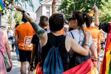 Avrupa 'da gökkuşağı bayraklı LGBTQ + topluluğu için eşit haklar için yürüyen insanlar
