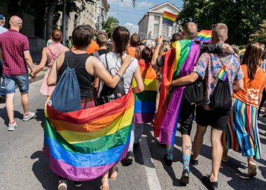 Avrupa 'da gökkuşağı bayraklı LGBT + topluluğu için eşit haklar için yürüyen insanlar