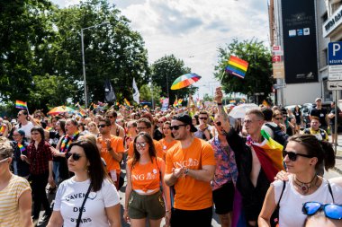 Avrupa 'da gökkuşağı bayraklı LGBTQ + topluluğu için eşit haklar için yürüyen insanlar