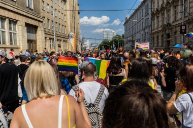 Avrupa 'da gökkuşağı bayraklı LGBT + topluluğu için eşit haklar için yürüyen insanlar