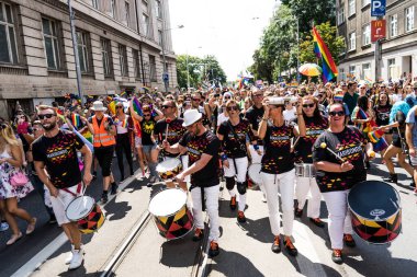 Avrupa 'da gökkuşağı bayraklı LGBT + topluluğu için eşit haklar için yürüyen insanlar