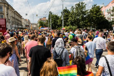 Avrupa 'da gökkuşağı bayraklı LGBT + topluluğu için eşit haklar için yürüyen insanlar