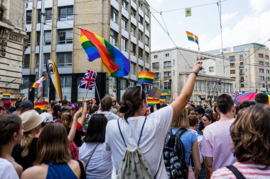 Avrupa 'da gökkuşağı bayraklı LGBT + topluluğu için eşit haklar için yürüyen insanlar