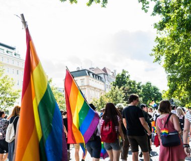 Avrupa 'da gökkuşağı bayraklı LGBT + topluluğu için eşit haklar için yürüyen insanlar
