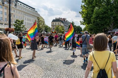 Avrupa 'da gökkuşağı bayraklı LGBT + topluluğu için eşit haklar için yürüyen insanlar