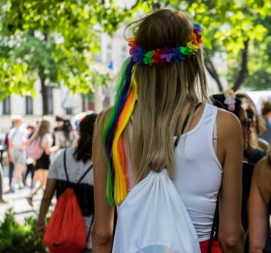Avrupa 'da gökkuşağı bayraklı LGBTQ + topluluğu için eşit haklar için yürüyen insanlar
