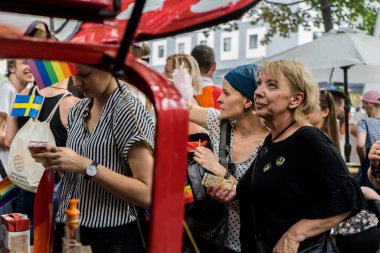 Avrupa 'da gökkuşağı bayraklı LGBTQ + topluluğu için eşit haklar için yürüyen insanlar