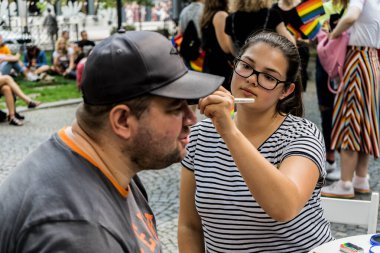 Avrupa 'da gökkuşağı bayraklı LGBTQ + topluluğu için eşit haklar için yürüyen insanlar