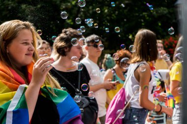 Avrupa 'da gökkuşağı bayraklı LGBTQ + topluluğu için eşit haklar için yürüyen insanlar