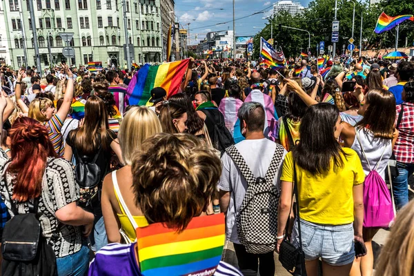 Emberek Egyenlő Jogokért Menetelnek Lmbt Közössége Számára Szivárványos Zászlókkal Európában — Stock Fotó