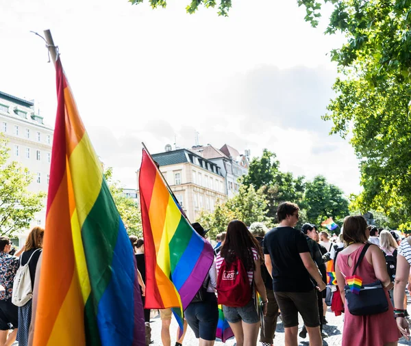 ヨーロッパの虹の旗を持つLgbt コミュニティのための平等な権利のために行進する人々 — ストック写真