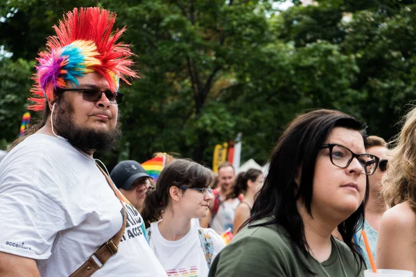 Avrupa Gökkuşağı Bayraklı Lgbtq Topluluğu Için Eşit Haklar Için Yürüyen — Stok fotoğraf