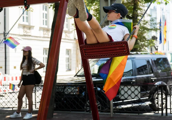 Jovem Brincando Balanço Durante Uma Marcha Orgulho Europa Fotos De Bancos De Imagens Sem Royalties